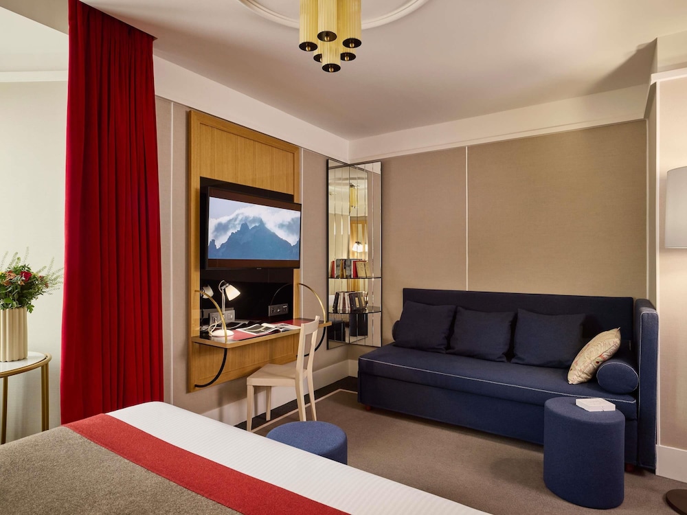 Suite junior, varias camas (Lounge) del hotel L'echiquier Opéra Paris Mgallery Collection. Foto 6