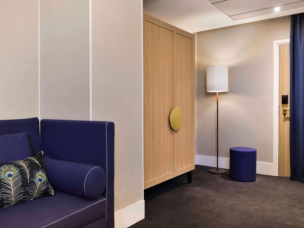 Suite junior, varias camas (Lounge) del hotel L'echiquier Opéra Paris Mgallery Collection. Foto 8