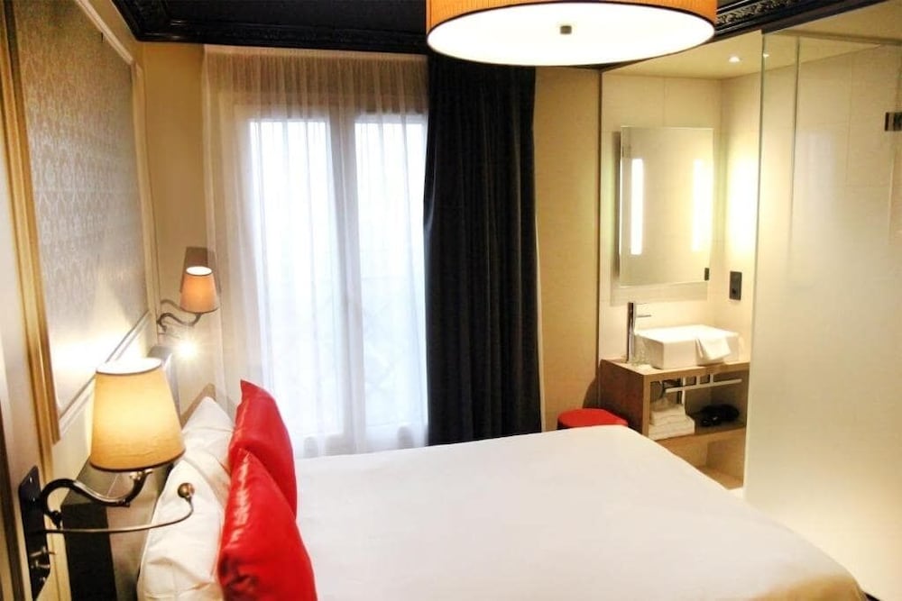 Habitación con 2 camas individuales, accesible en silla de ruedas del hotel Le Montmartre Saint Pierre