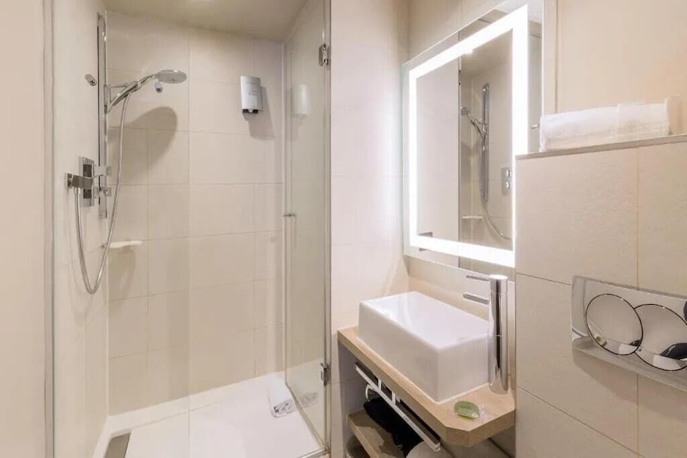 Habitación con 2 camas individuales, accesible en silla de ruedas del hotel Le Montmartre Saint Pierre. Foto 4