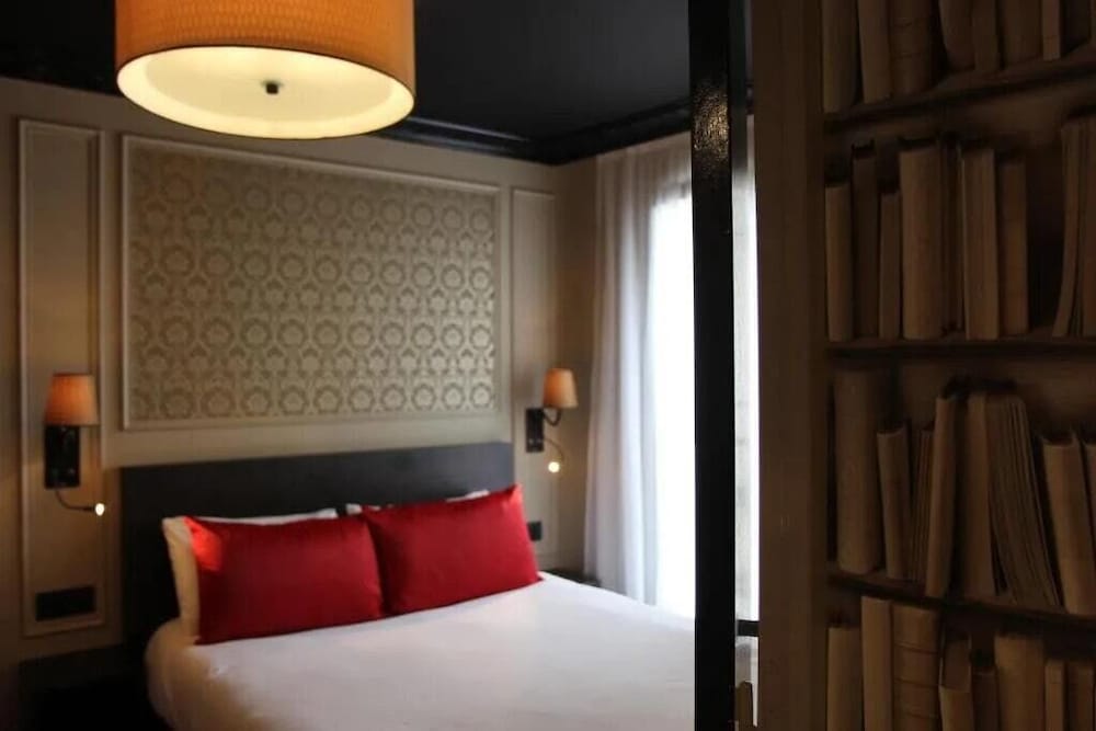 Habitación clásica doble del hotel Le Montmartre Saint Pierre. Foto 2