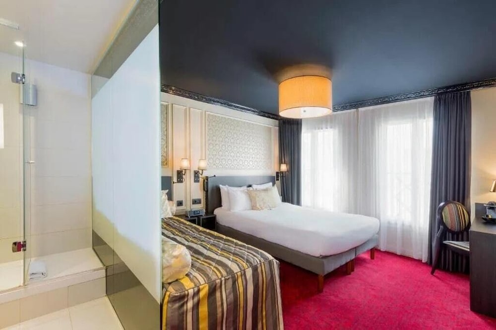 Habitación triple del hotel Le Montmartre Saint Pierre. Foto 1