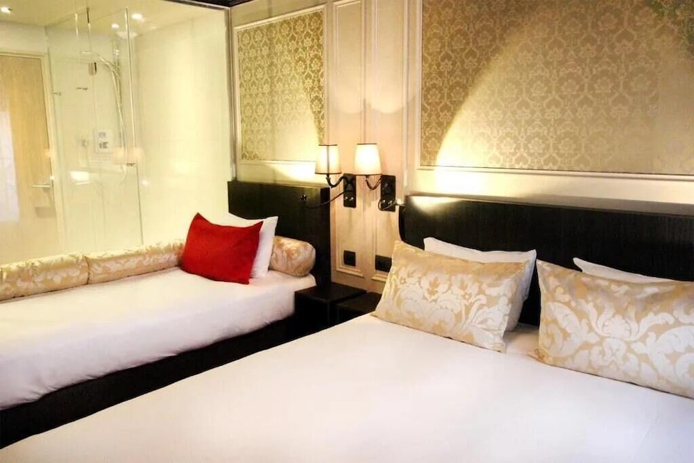Habitación triple del hotel Le Montmartre Saint Pierre. Foto 2