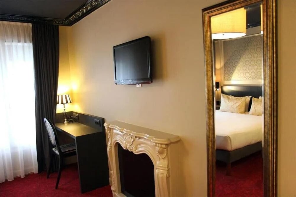 Habitación triple del hotel Le Montmartre Saint Pierre. Foto 3