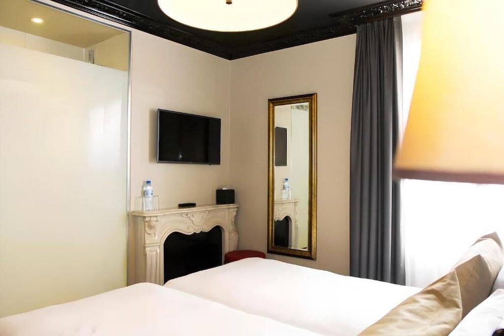Habitación con 2 camas individuales del hotel Le Montmartre Saint Pierre