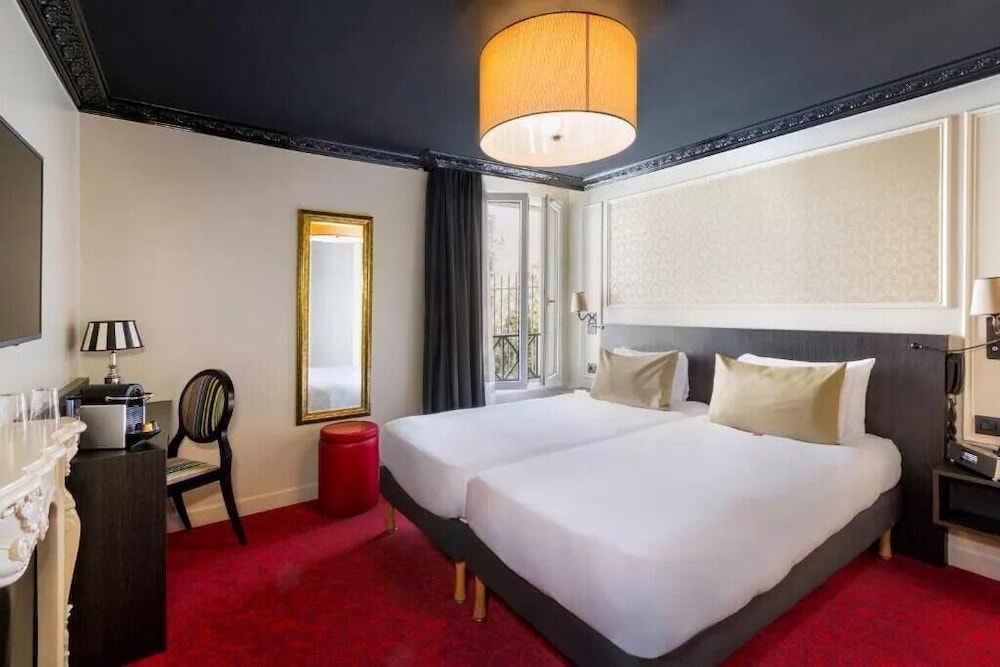 Habitación con 2 camas individuales del hotel Le Montmartre Saint Pierre. Foto 1