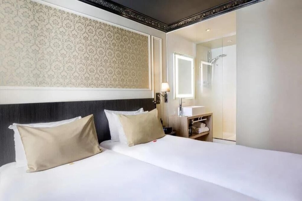 Habitación con 2 camas individuales del hotel Le Montmartre Saint Pierre. Foto 3