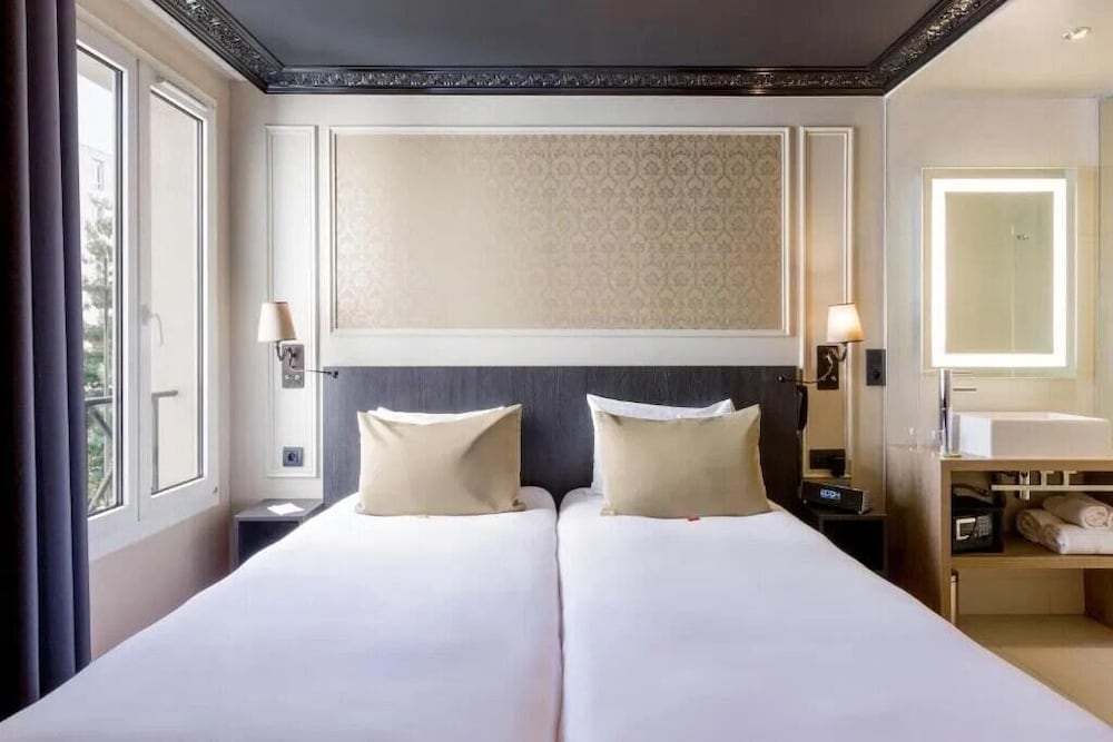 Habitación con 2 camas individuales del hotel Le Montmartre Saint Pierre. Foto 4