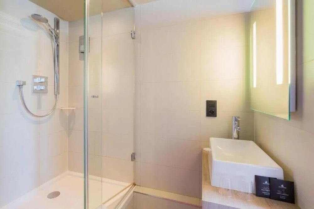 Habitación con 2 camas individuales del hotel Le Montmartre Saint Pierre. Foto 5