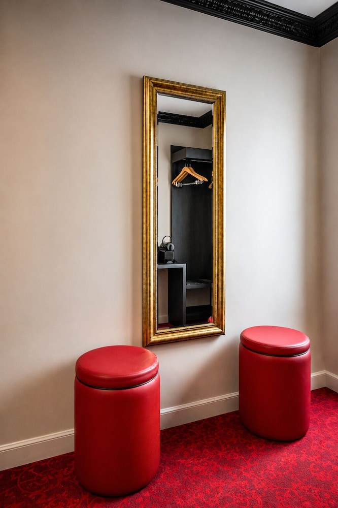 Habitación Doble Superior del hotel Le Montmartre Saint Pierre. Foto 1