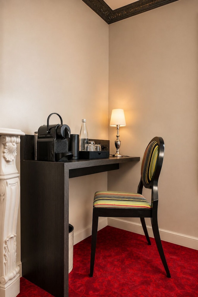Habitación superior con 2 camas individuales del hotel Le Montmartre Saint Pierre. Foto 2