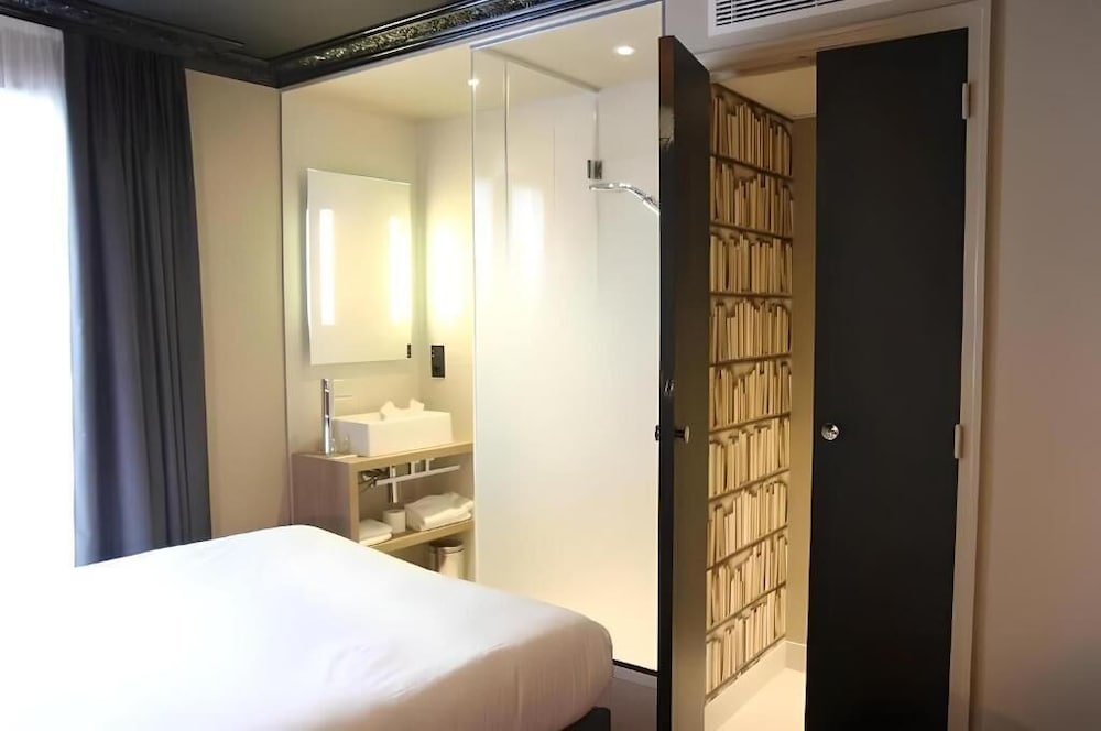 Habitación con 2 camas individuales, accesible en silla de ruedas del hotel Le Montmartre Saint Pierre
