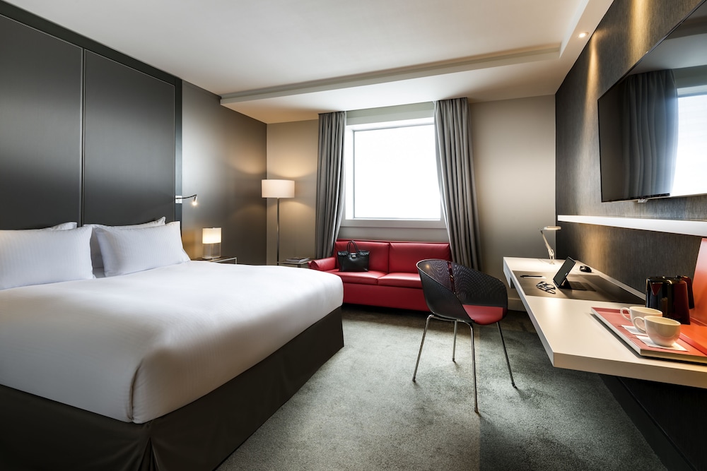 Habitación superior, 1 cama de matrimonio (Defense view) del hotel Pullman Paris La Défense