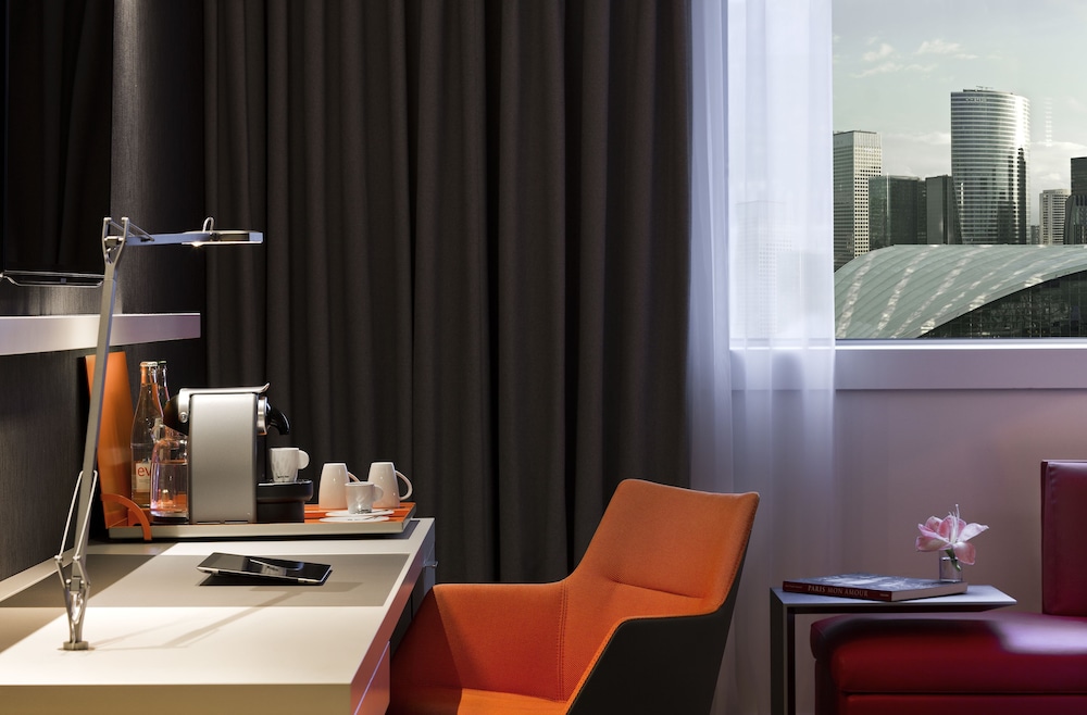 Habitación Deluxe, 2 camas individuales (Defense view) del hotel Pullman Paris La Défense. Foto 3
