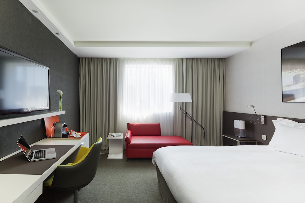 Habitación Deluxe, 1 cama de matrimonio grande (Defense view) del hotel Pullman Paris La Défense. Foto 1