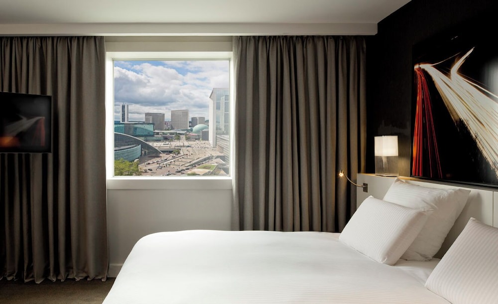 Suite presidencial, varias camas del hotel Pullman Paris La Défense. Foto 4