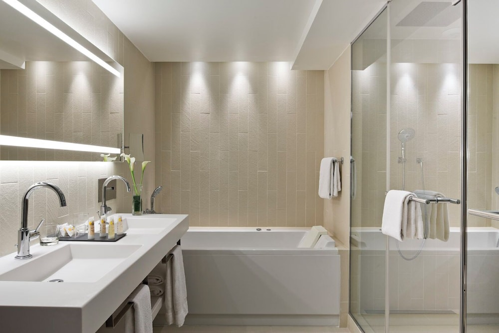 Suite presidencial, varias camas del hotel Pullman Paris La Défense. Foto 5