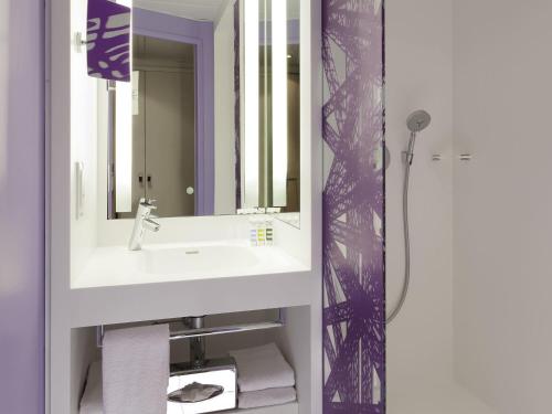 Habitación Twin Clásica - 2 camas del hotel Mercure Paris Centre Tour Eiffel. Foto 6