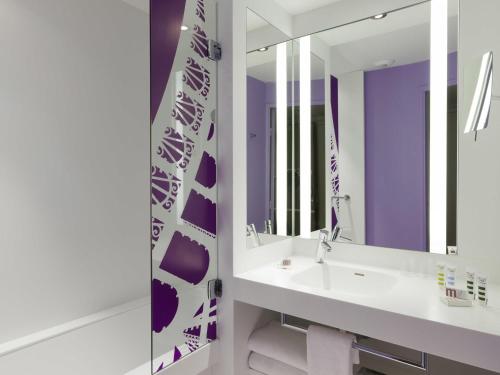 Habitación Twin Clásica - 2 camas del hotel Mercure Paris Centre Tour Eiffel. Foto 9