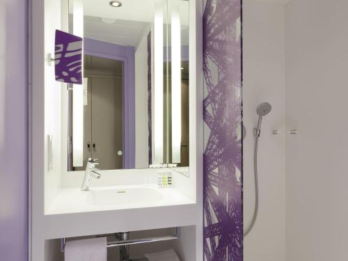 Habitación Clásica - 1 cama doble del hotel Mercure Paris Centre Tour Eiffel. Foto 3