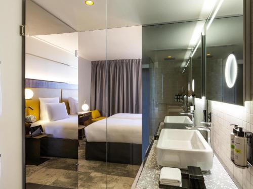 Habitación Doble Deluxe con vistas - 2 camas del hotel Pullman Paris Montparnasse. Foto 3