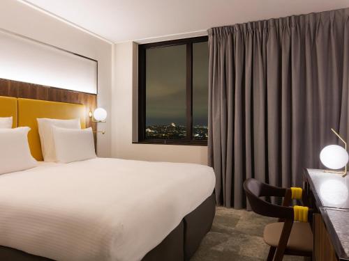 Habitación Prémium Deluxe con cama extragrande y vistas a la basílica del Sagrado Corazón del hotel Pullman Paris Montparnasse. Foto 4