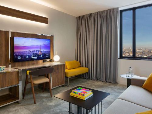 Suite Deluxe con sofá y vistas a la ciudad - 1 cama extragrande del hotel Pullman Paris Montparnasse. Foto 1
