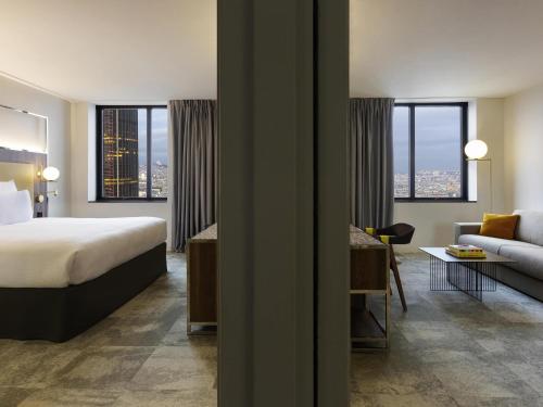 Suite Deluxe con sofá y vistas a la ciudad - 1 cama extragrande del hotel Pullman Paris Montparnasse. Foto 4