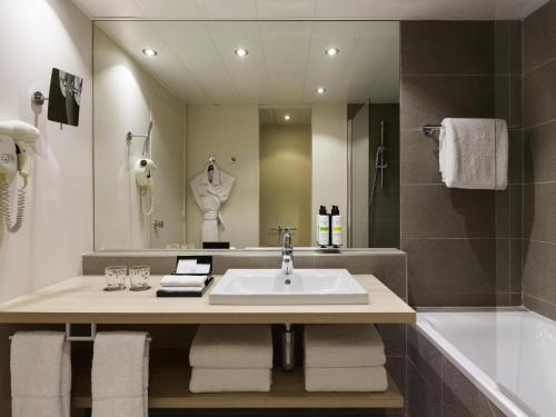 Habitación Familiar Clásica con 2 camas dobles del hotel Pullman Paris Montparnasse. Foto 1