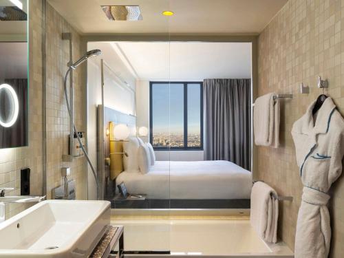 Apartamento con sala de estar y vistas del hotel Pullman Paris Montparnasse