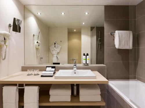 Apartamento con sala de estar y vistas del hotel Pullman Paris Montparnasse. Foto 2