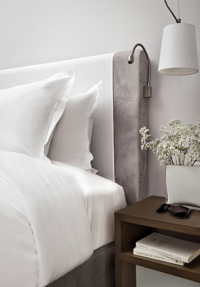 Habitación superior, 1 cama de matrimonio del hotel Sofitel Paris Arc de Triomphe. Foto 1