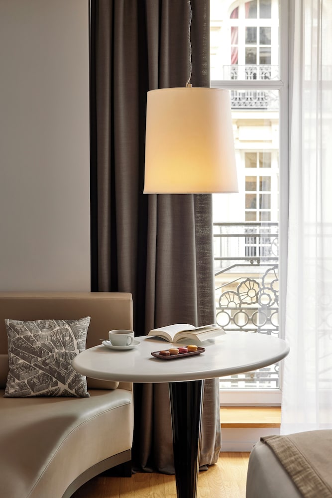 Habitación superior, 1 cama de matrimonio del hotel Sofitel Paris Arc de Triomphe. Foto 2