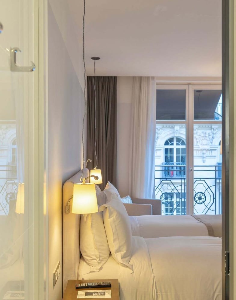 Habitación de lujo, 1 cama de matrimonio grande del hotel Sofitel Paris Arc de Triomphe. Foto 4