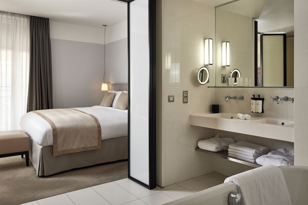 Suite junior, 1 cama de matrimonio grande del hotel Sofitel Paris Arc de Triomphe. Foto 2
