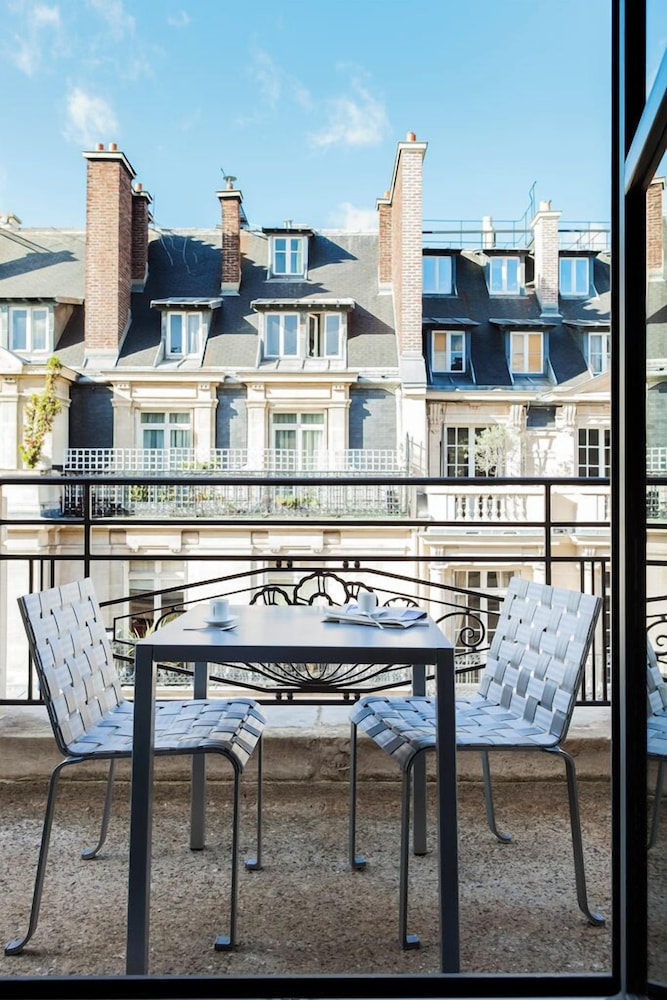 Suite junior, 1 cama de matrimonio grande del hotel Sofitel Paris Arc de Triomphe. Foto 3