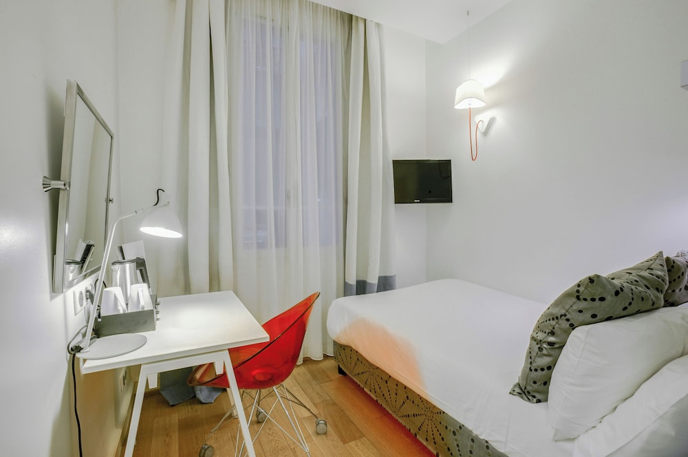 Habitación Individual - Minibar soft y bandeja de cortesía, Chromecast, Prensa digital del hotel Astoria - Astotel. Foto 1