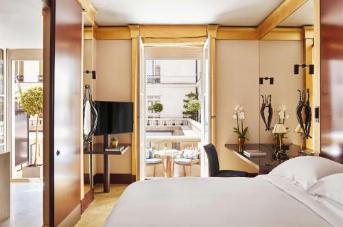 Habitación con cama extragrande y balcón del hotel Park Hyatt Paris - Vendome. Foto 4