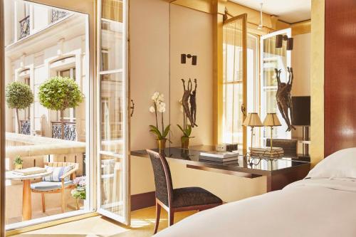 Habitación con cama extragrande y balcón del hotel Park Hyatt Paris - Vendome. Foto 5