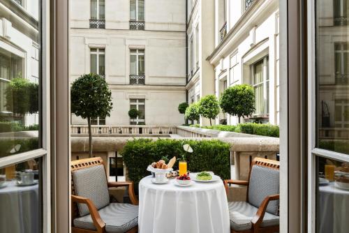 Habitación con cama extragrande y balcón del hotel Park Hyatt Paris - Vendome. Foto 6