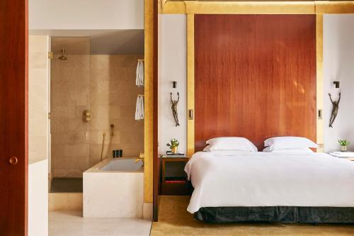Habitación Deluxe con cama extragrande del hotel Park Hyatt Paris - Vendome. Foto 2