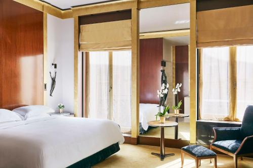 Habitación Deluxe con cama extragrande del hotel Park Hyatt Paris - Vendome. Foto 3
