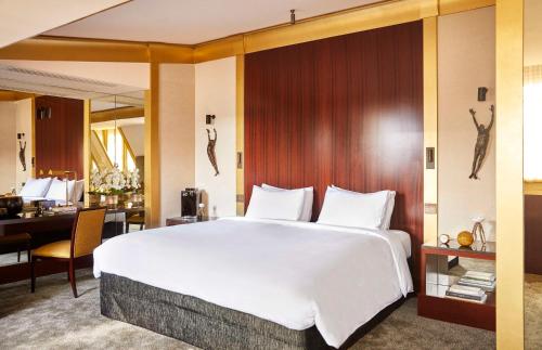 Habitación Deluxe con cama extragrande del hotel Park Hyatt Paris - Vendome. Foto 4