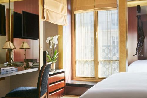Habitación con cama extragrande y vistas a Paix del hotel Park Hyatt Paris - Vendome. Foto 2