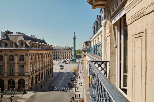 Habitación con cama extragrande y vistas a Paix del hotel Park Hyatt Paris - Vendome. Foto 5