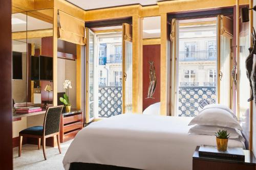 Habitación con cama extragrande y vistas a Paix del hotel Park Hyatt Paris - Vendome. Foto 6