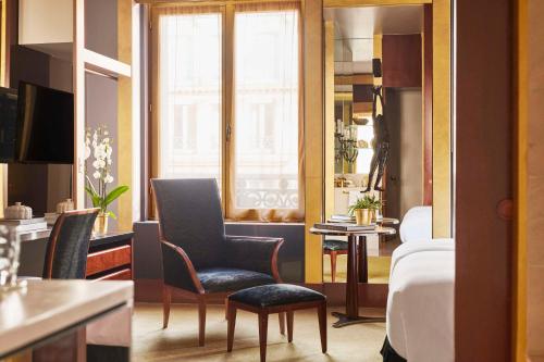 Habitación con cama extragrande. del hotel Park Hyatt Paris - Vendome. Foto 2