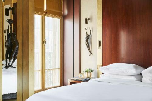 Habitación con cama extragrande. del hotel Park Hyatt Paris - Vendome. Foto 4