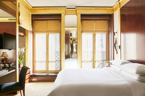 Habitación con cama extragrande. del hotel Park Hyatt Paris - Vendome. Foto 5