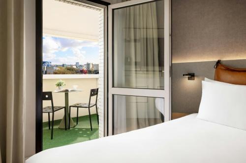 Supreme Queen Room with Balcony del hotel Moxy Paris La Villette. Foto 1